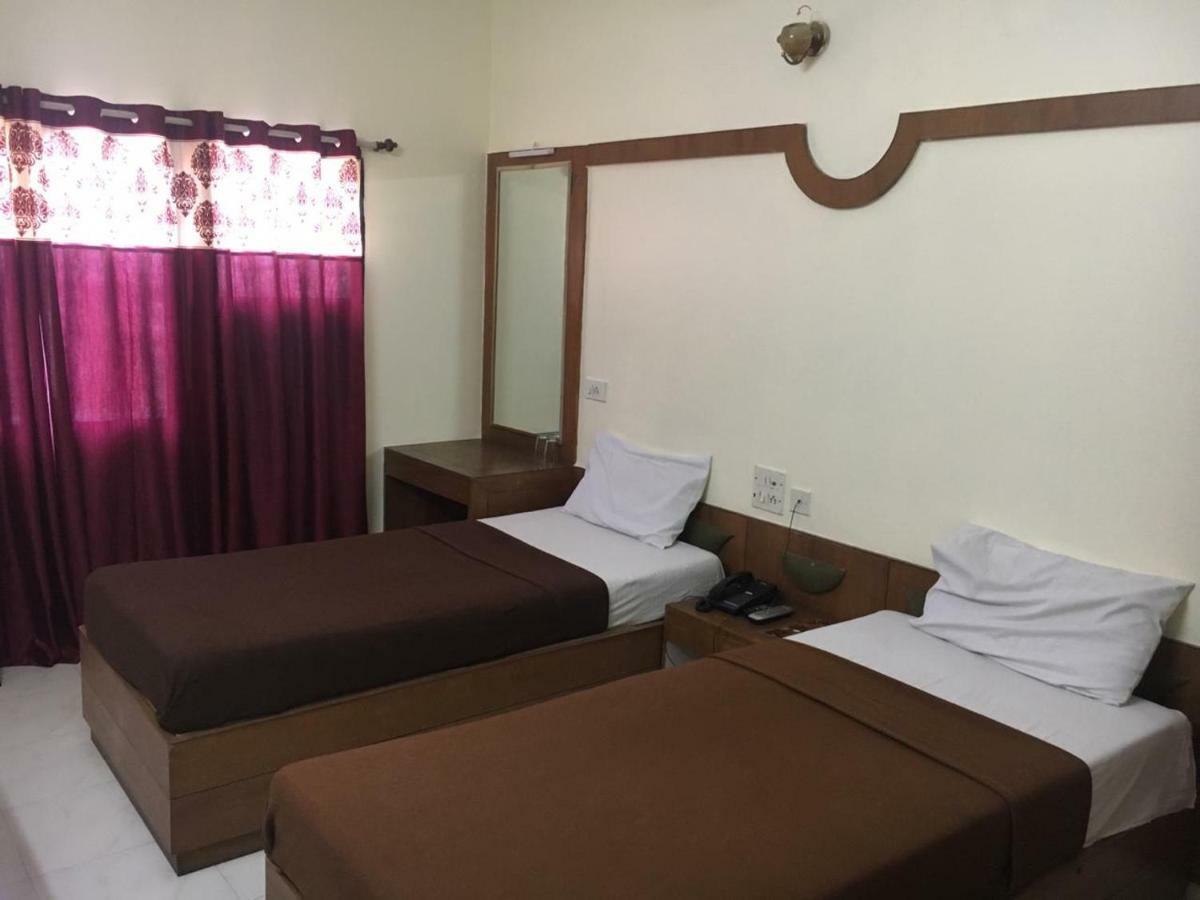 Hotel Poonam Rāipur Exterior foto