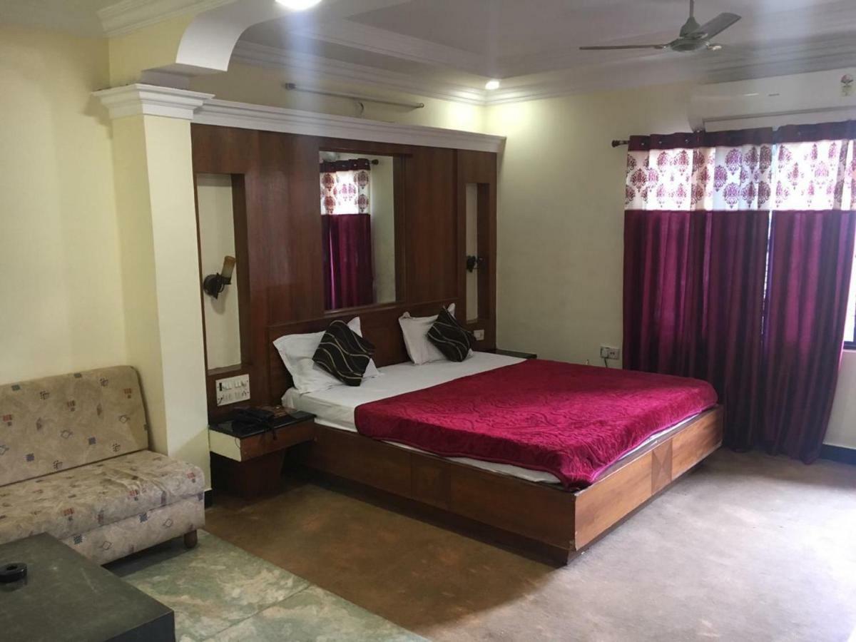 Hotel Poonam Rāipur Exterior foto
